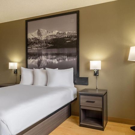 Super 8 By Wyndham Clinton Hotel Exterior foto