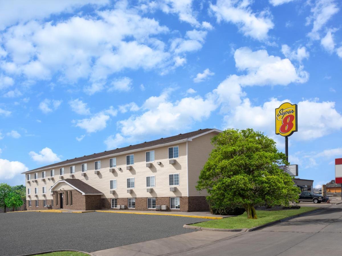 Super 8 By Wyndham Clinton Hotel Exterior foto