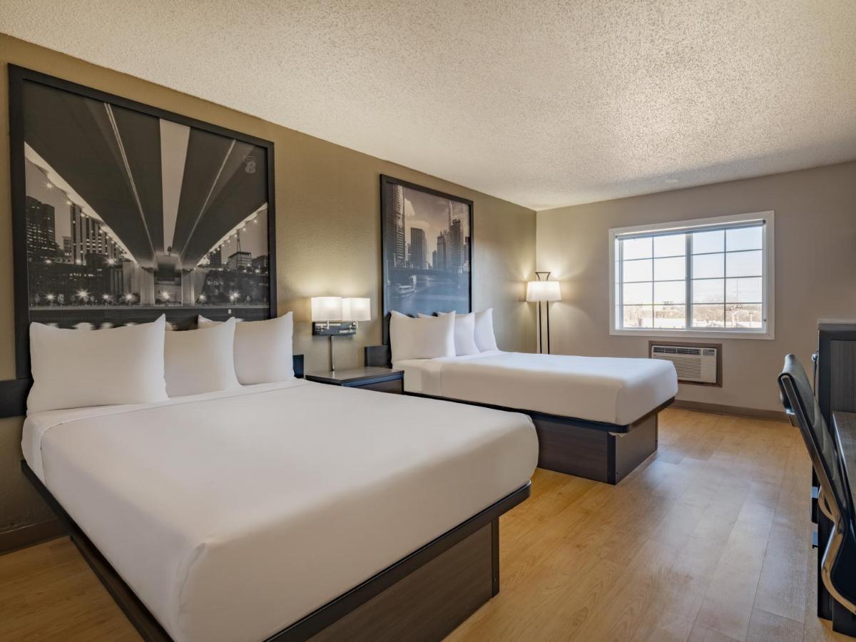 Super 8 By Wyndham Clinton Hotel Exterior foto
