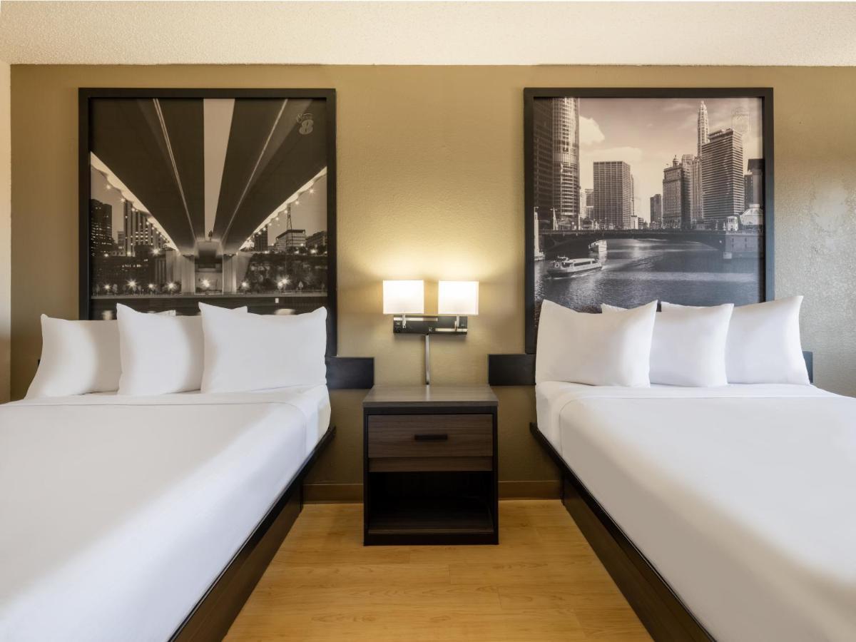 Super 8 By Wyndham Clinton Hotel Exterior foto