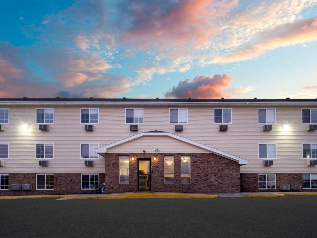 Super 8 By Wyndham Clinton Hotel Exterior foto