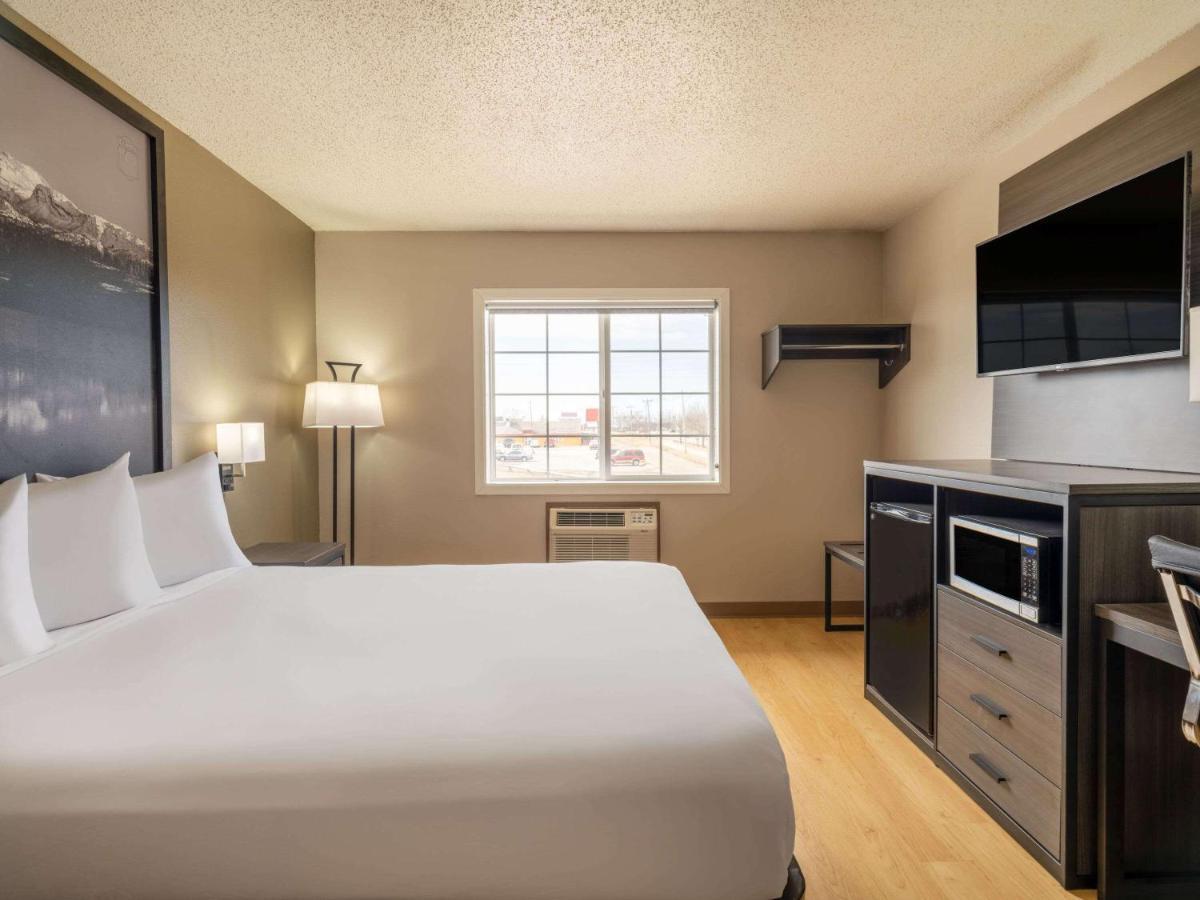 Super 8 By Wyndham Clinton Hotel Exterior foto