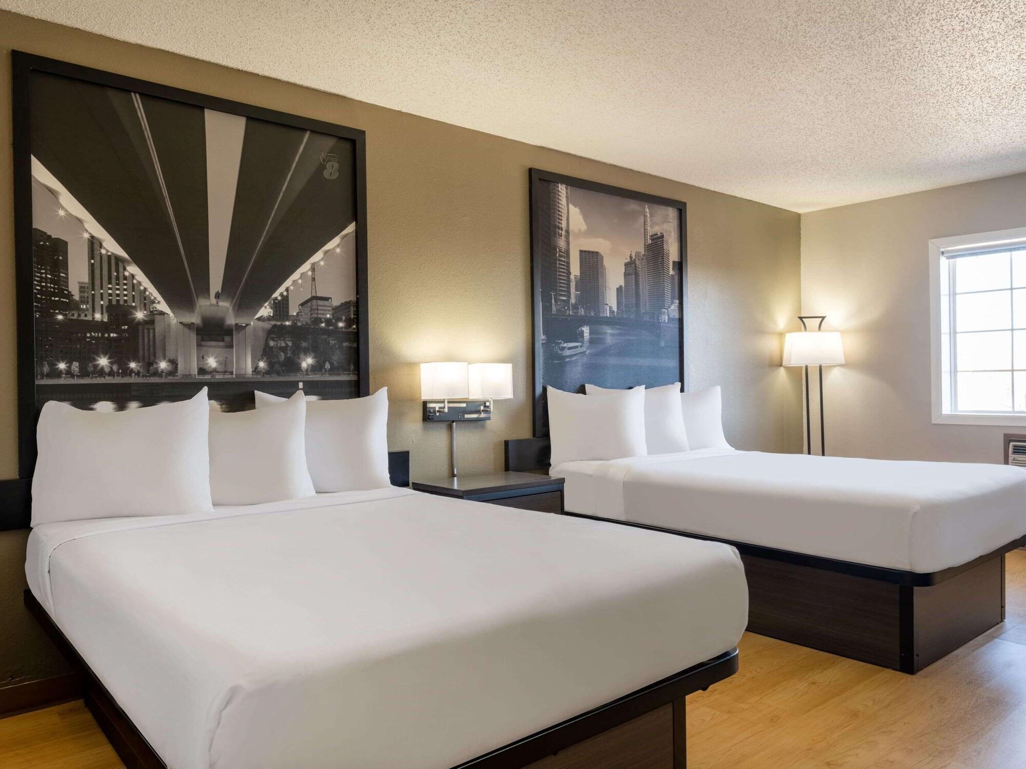 Super 8 By Wyndham Clinton Hotel Exterior foto