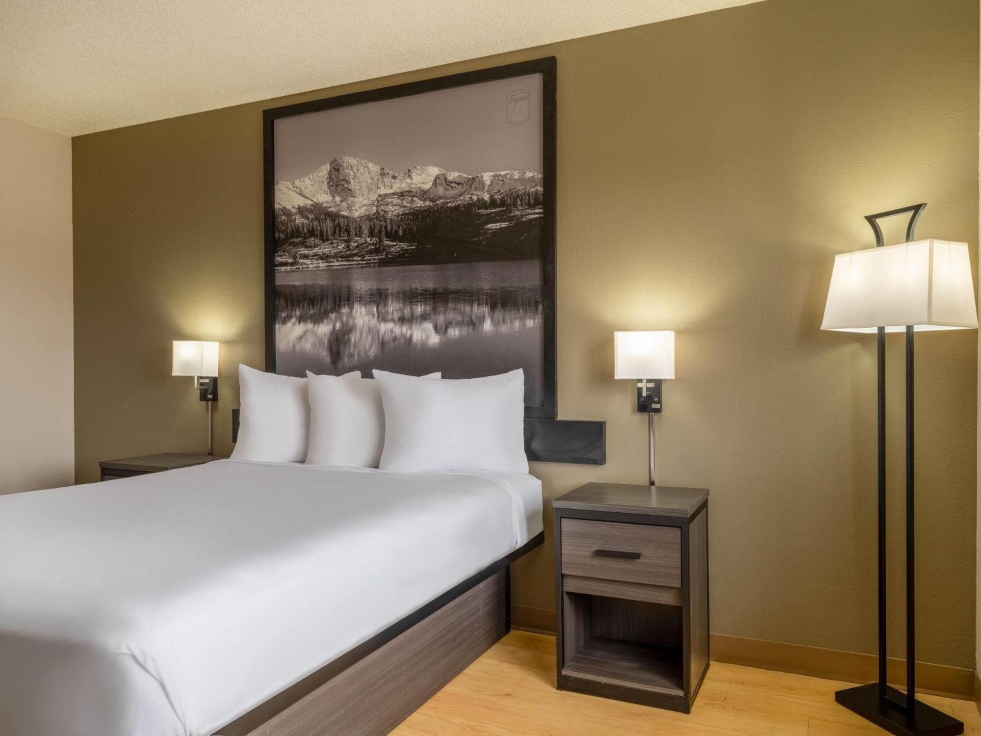 Super 8 By Wyndham Clinton Hotel Exterior foto